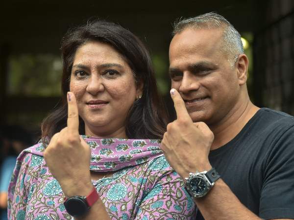 Pics: उर्मिला, कंगना, माधुरी समेत इन दिग्गजों ने डाला वोट Pics: उर्मिला, कंगना, माधुरी समेत इन दिग्गजों ने डाला वोट