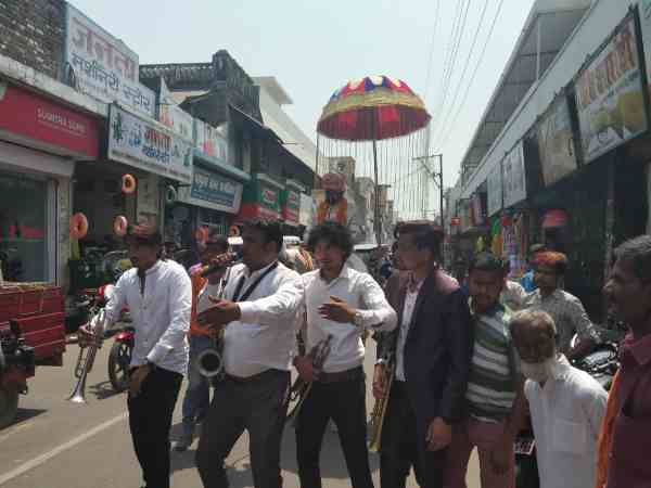 नामांकन के दिन है शादी की सालगिरह
