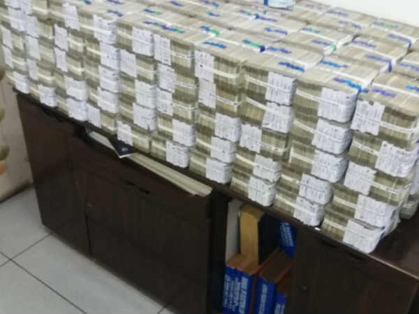 हैदराबाद पुलिस ने जब्त किए 8 करोड़ रूपये, BJP नेता ने बताया पार्टी का पैसा हैदराबाद पुलिस ने जब्त किए 8 करोड़ रूपये, BJP नेता ने बताया पार्टी का पैसा