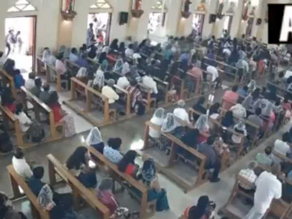 भीड़ की वजह से बच गई जान