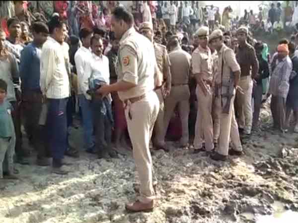 कान के पास ठोके कील