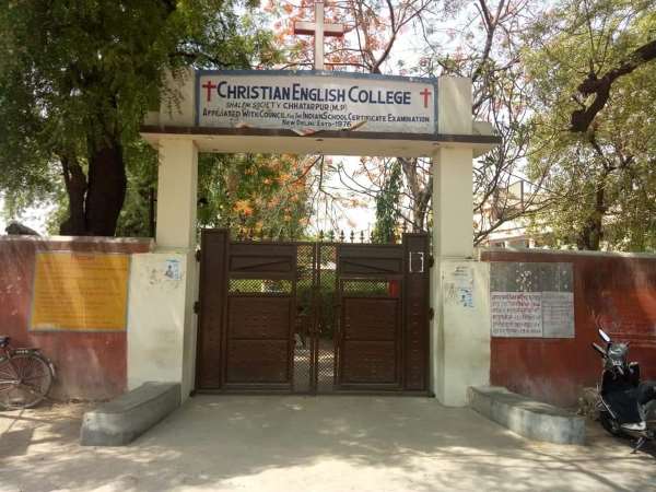 छात्राओं का हाथ पकड़कर लिखवाता