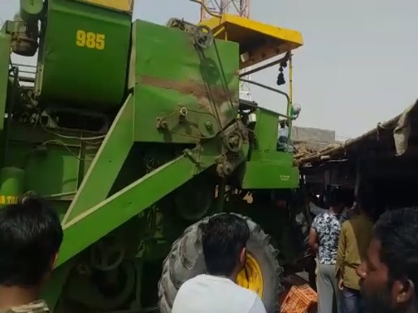 combine machine breaks into a vegetable shop in mahajan bikaner combine machine breaks into a vegetable shop in mahajan bikaner