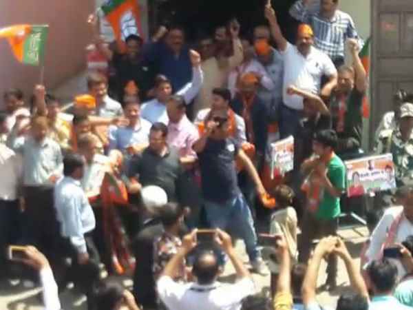 clash between congress and bjp workers in bijnor Priyanka Gandhi road show clash between congress and bjp workers in bijnor Priyanka Gandhi road show