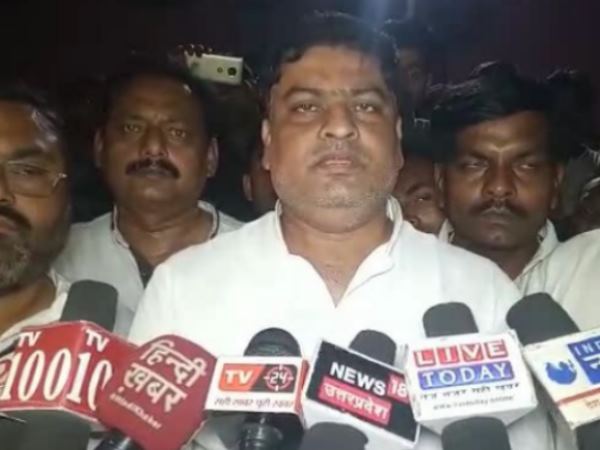 जिला अस्पताल पहुंचे नेता