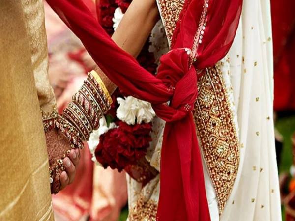कमरे में फांसी से लटकी मिली लाश