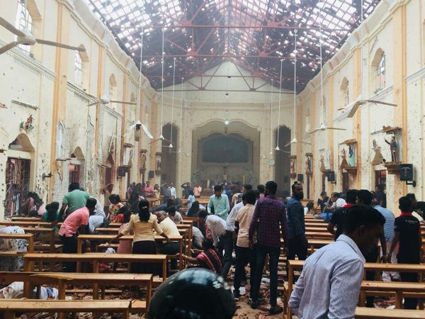 श्रीलंका में कई जगहों पर सिलसिलेवार धमाके, 30 की मौत श्रीलंका में कई जगहों पर सिलसिलेवार धमाके, 30 की मौत