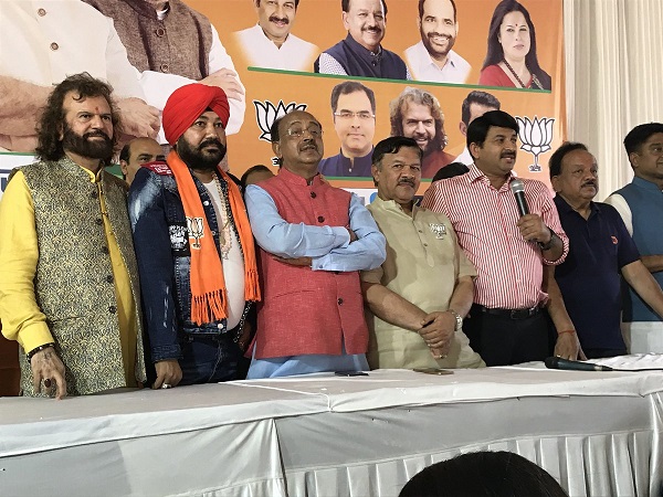 बीजेपी में शामिल हुए दलेर मेहंदी
