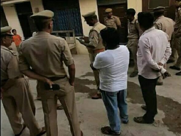 कई सपा नेताओं के घर छापेमारी