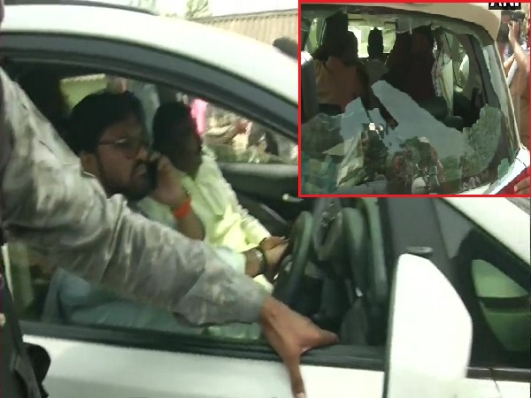 बाबुल सुप्रियो की कार में तोड़फोड़