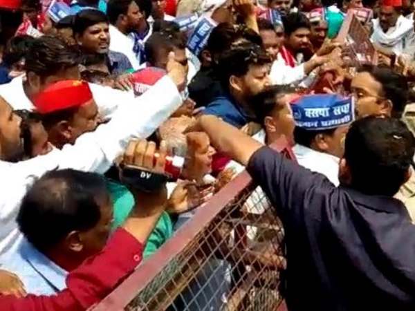 sp bsp workers fight with police in deoria sp bsp workers fight with police in deoria