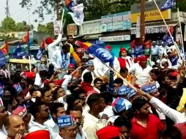 sp bsp workers fight with police in deoria sp bsp workers fight with police in deoria