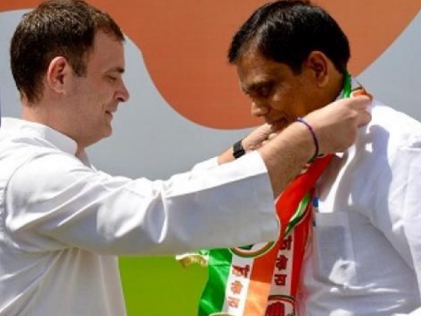 मोदी के पैर छूने की फोटो हुई थी वायरल