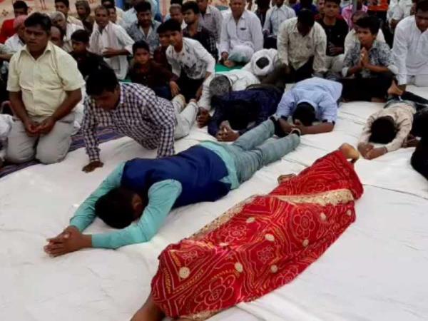 एलईडी पर किए गुरु के चरण स्पर्श