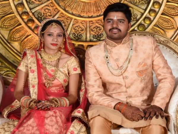 Ratlam Groom Bride Created World Record For Sending Voting awareness Message Ratlam Groom Bride Created World Record For Sending Voting awareness Message