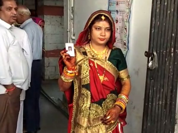 फेरों के बाद बूथ पर पहुंची दुल्हन