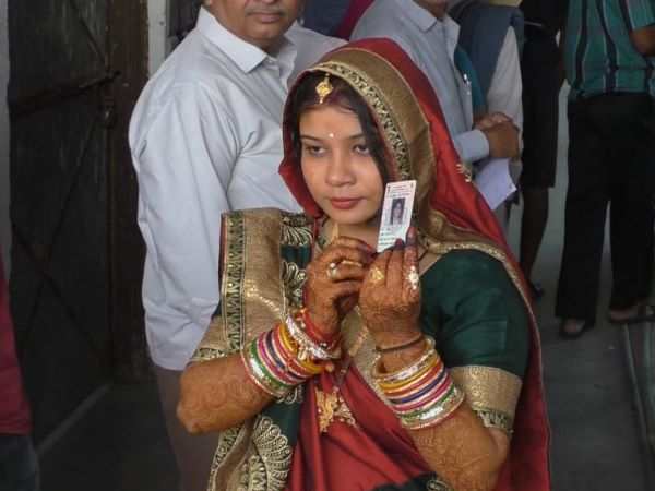 Baran : फेरों के बाद बूथ पर पहुंची दुल्हन