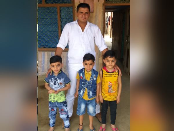 पत्नी से दूर होन के लिए मांगे 8 लाख रुपए