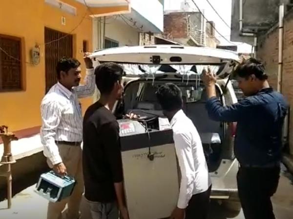 पुलिस के साथ घर की घेराबंदी कर मारा छापा