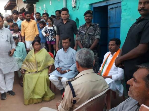 कठेरिया के इशारे पर पीटने लगे समर्थक