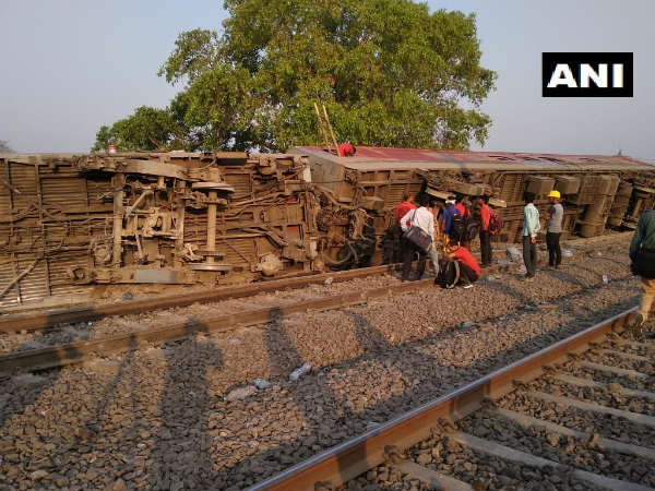 कानपुर के पास ट्रेन हादसा, हावड़ा-नई दिल्ली पूर्वा एक्सप्रेस के 12 डिब्बे पटरी से उतरे, 45 यात्री घायल कानपुर के पास ट्रेन हादसा, हावड़ा-नई दिल्ली पूर्वा एक्सप्रेस के 12 डिब्बे पटरी से उतरे, 45 यात्री घायल