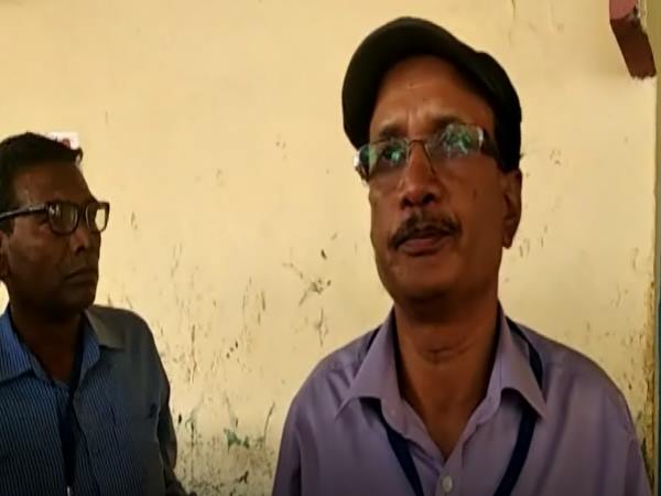 fight between Policeman and polling officer in farrukhabad fight between Policeman and polling officer in farrukhabad