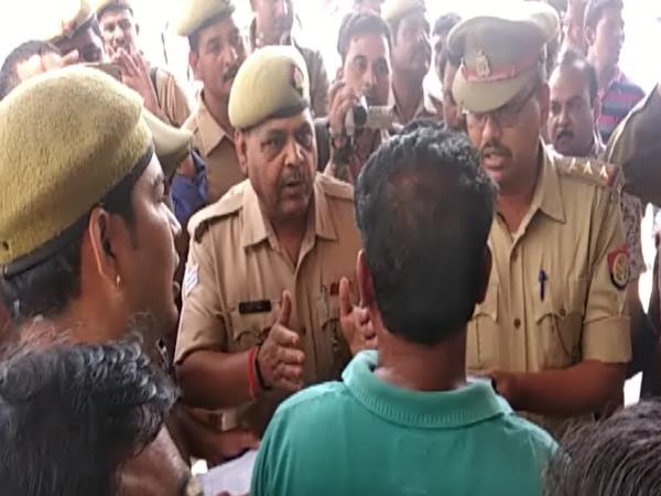 fight between Policeman and polling officer in farrukhabad fight between Policeman and polling officer in farrukhabad