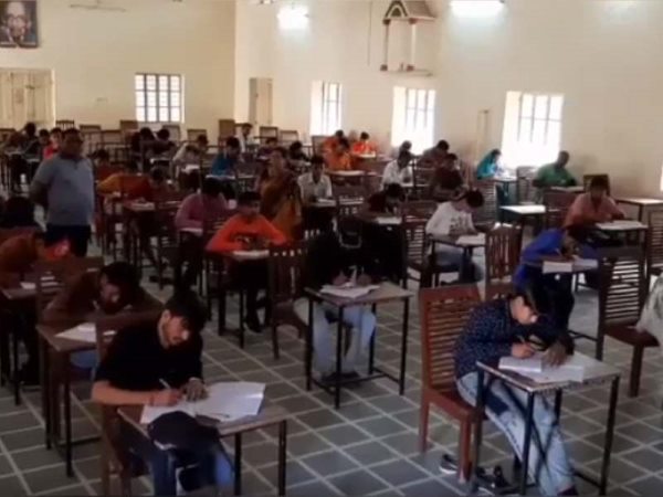 पूरे सेंटर सबसे उम्र दराज परीक्षार्थी