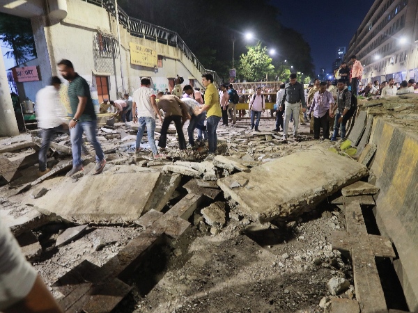 मुंबई फुटओवर ब्रिज हादसा: BMC इंजीनियर काकुल्टे गिरफ्तार मुंबई फुटओवर ब्रिज हादसा: BMC इंजीनियर काकुल्टे गिरफ्तार
