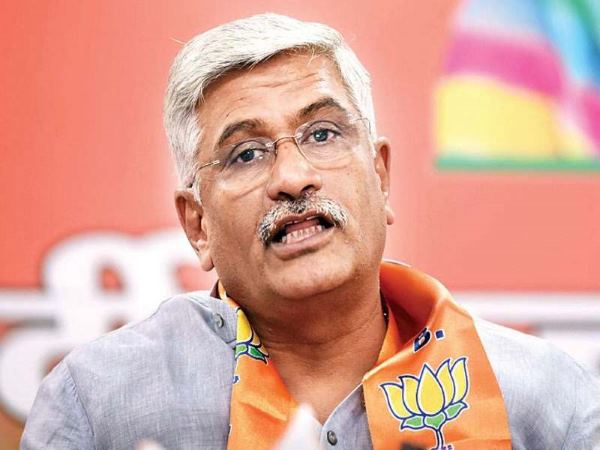 अधिकारियों की जन्मपत्री है मेरे पास