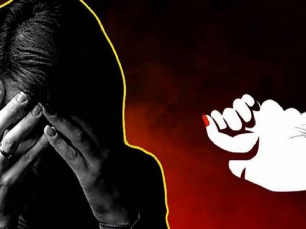 युवती ने लगाए लूट के आरोप