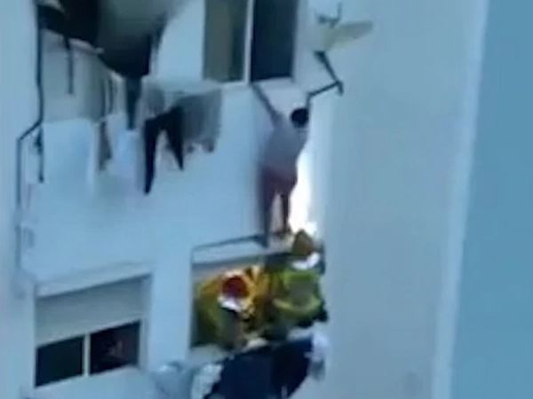 Barcelona woman hanging from third floor window as her house is on fire saved Barcelona woman hanging from third floor window as her house is on fire saved