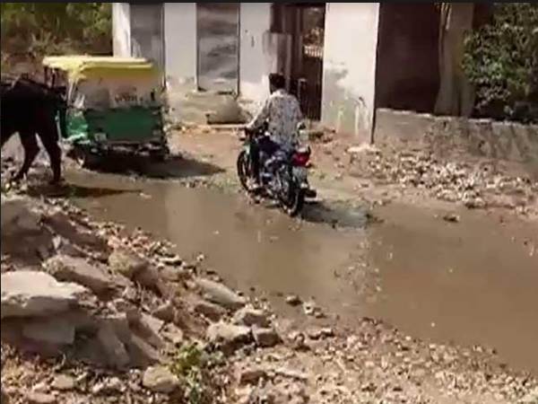 Gujarat: private builder destroys a road at Deesa Nagar Palika area Gujarat: private builder destroys a road at Deesa Nagar Palika area