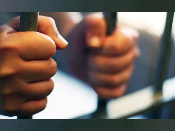 लुटने के बाद जा पहुंचे पुलिस की शरण में