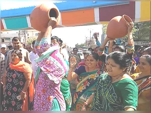 water crisis at gujarat CM vijay rupanis hometown, women protests water crisis at gujarat CM vijay rupanis hometown, women protests
