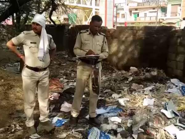 10 days old child alive Buried found in Gwalior 10 days old child alive Buried found in Gwalior