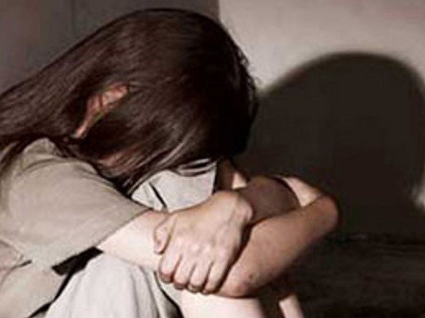 Minor girl physically harassed and threats by rickshaw driver at junagadh Minor girl physically harassed and threats by rickshaw driver at junagadh