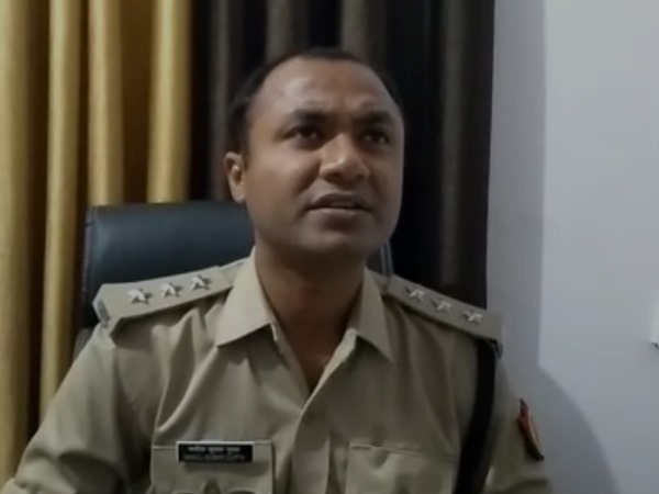 संचालित समेत सात गिरफ्तार, अपत्तिजनक वस्तुएं बरामद