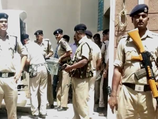 Rs 10.5 Crore cash found from Ashwin Sharma homein income tax Raid Rs 10.5 Crore cash found from Ashwin Sharma homein income tax Raid