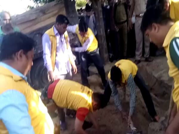 A truck loaded with gravel in Jaipur, five people drowned, one killed A truck loaded with gravel in Jaipur, five people drowned, one killed