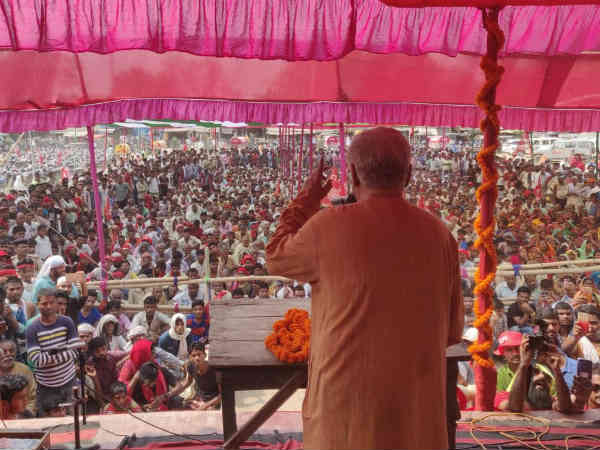 सोशल मीडिया पर प्रचार और फंडिंग
