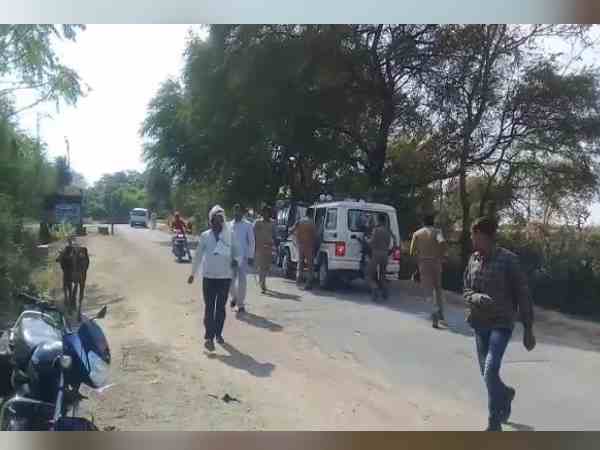 A policeman firing in gram pachayat bhawan A policeman firing in gram pachayat bhawan