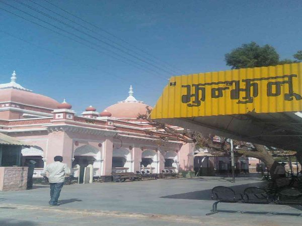 सुभाष करते हैं सिलाई