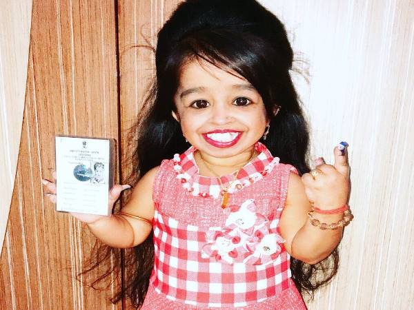 Lok Sabha elections 2019: worlds shortest woman Jyoti Amge votes in Nagpur Lok Sabha elections 2019: worlds shortest woman Jyoti Amge votes in Nagpur
