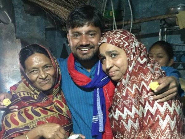 मां और नजीब की मां के साथ कन्हैया