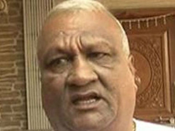 कैमरा पर आने से पहले करते हैं मेकअप