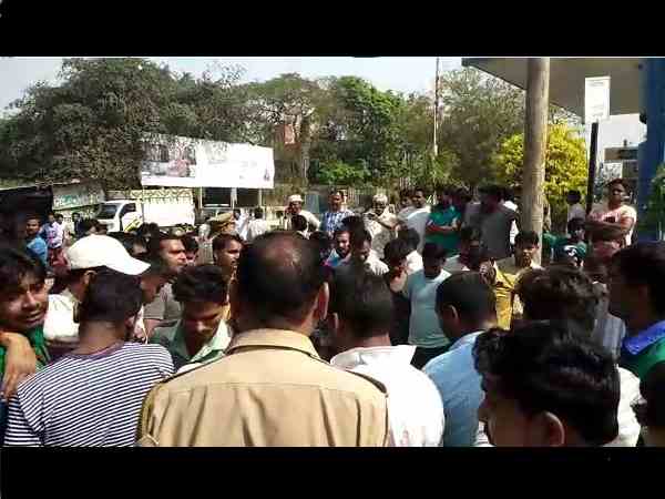 पेट्रोल के पैसे लेने कार का स्कूटी से किया पीछा