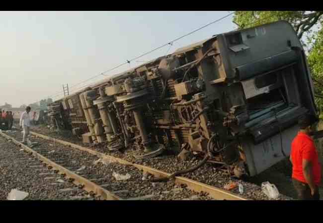 passengers broke glasses and escaped after poorva express train derails passengers broke glasses and escaped after poorva express train derails