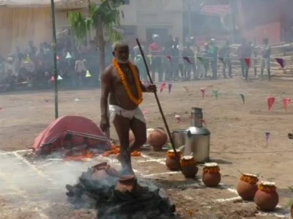 भक्त मानते हैं देवी की कृपा से नहीं जलता कोई