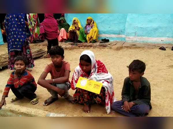 चार भाई-बहनों को अब कौन पालेगा
